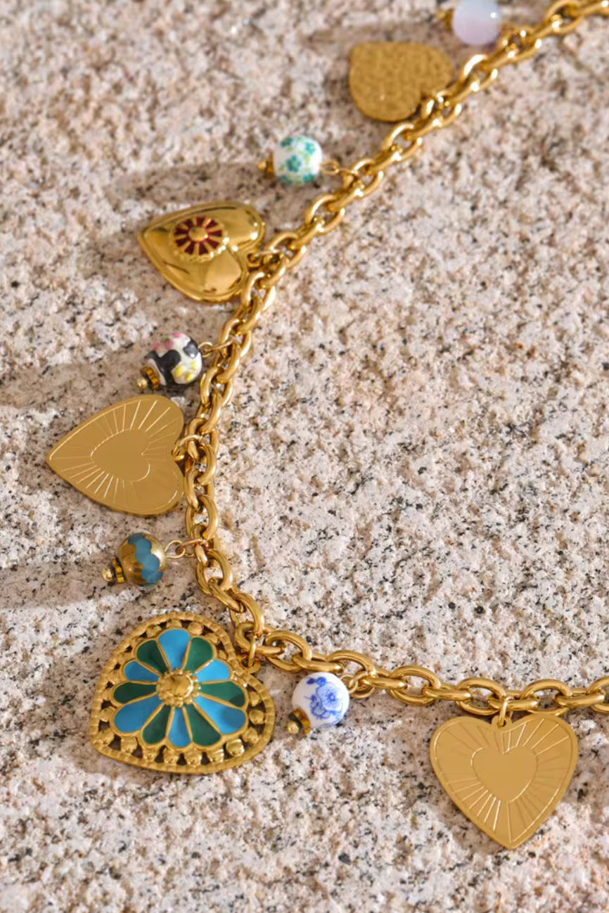 Personalized initial necklace in 18K gold – perfect gift for women. Layered necklace set for women – gold-plated stainless steel, hypoallergenic.