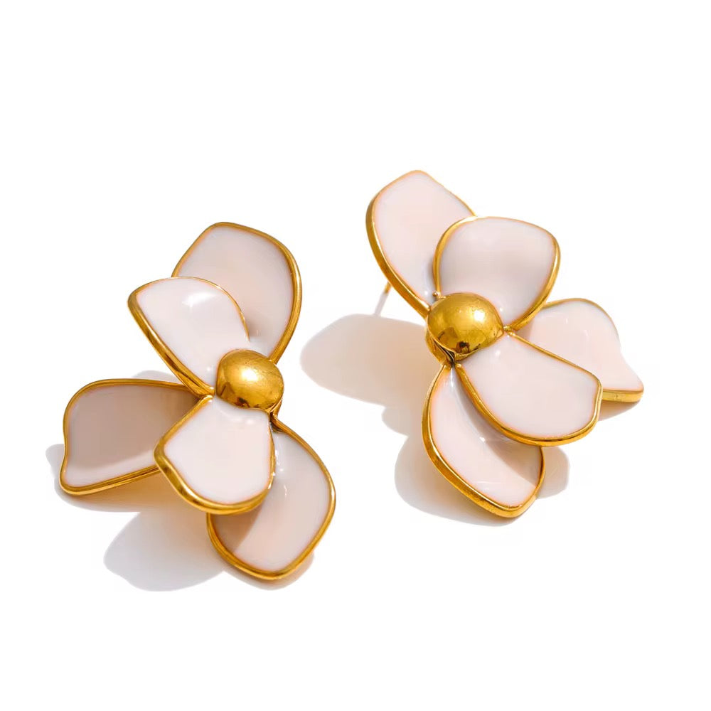 Small gold stud earrings for sensitive ears – stainless steel and nickel-free.