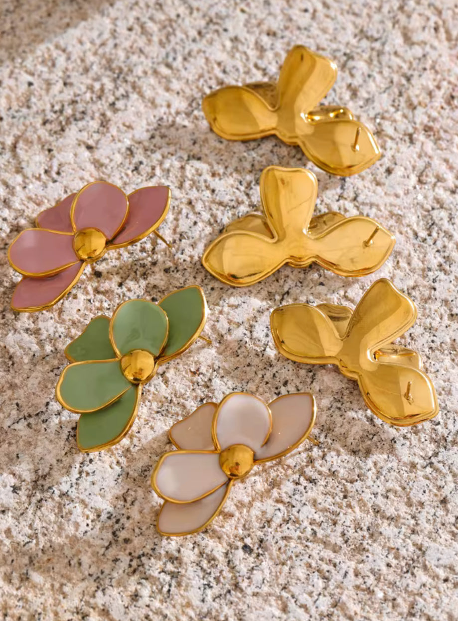 Small gold stud earrings for sensitive ears – stainless steel and nickel-free.