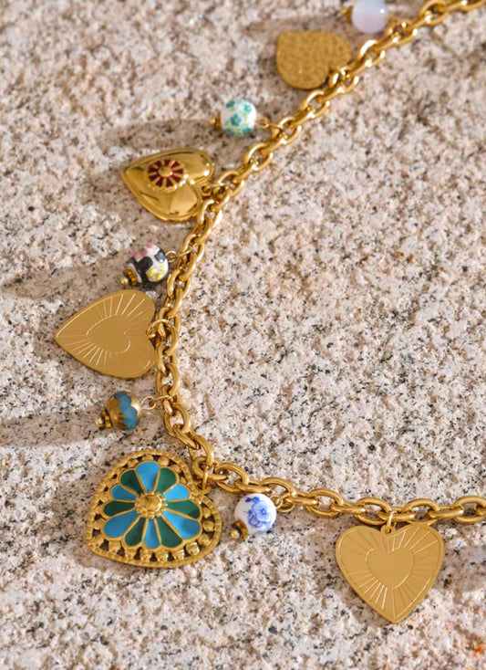 Personalized initial necklace in 18K gold – perfect gift for women. Layered necklace set for women – gold-plated stainless steel, hypoallergenic.