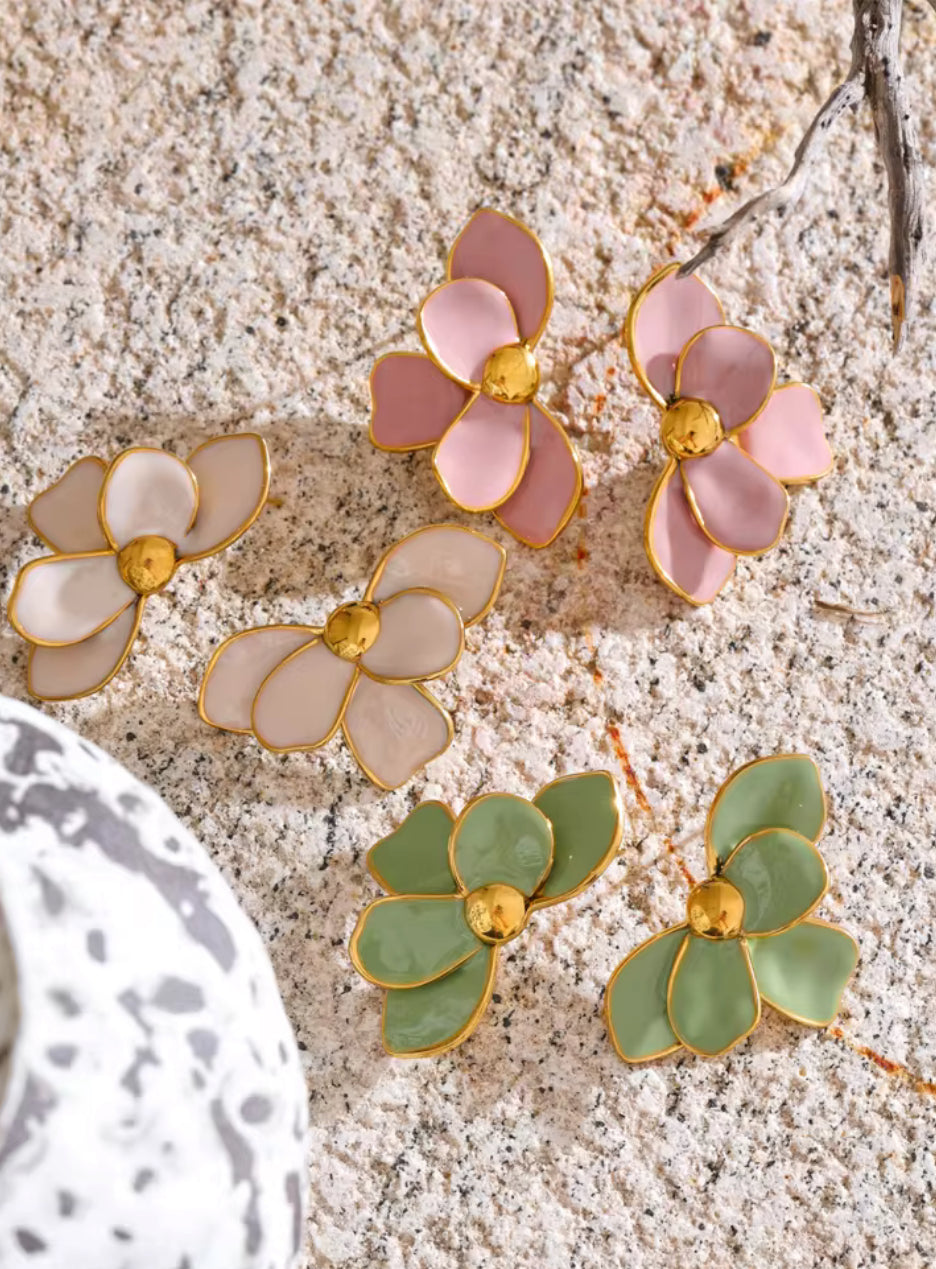 Elegant gold drop earrings – lightweight, hypoallergenic, and nickel-free.