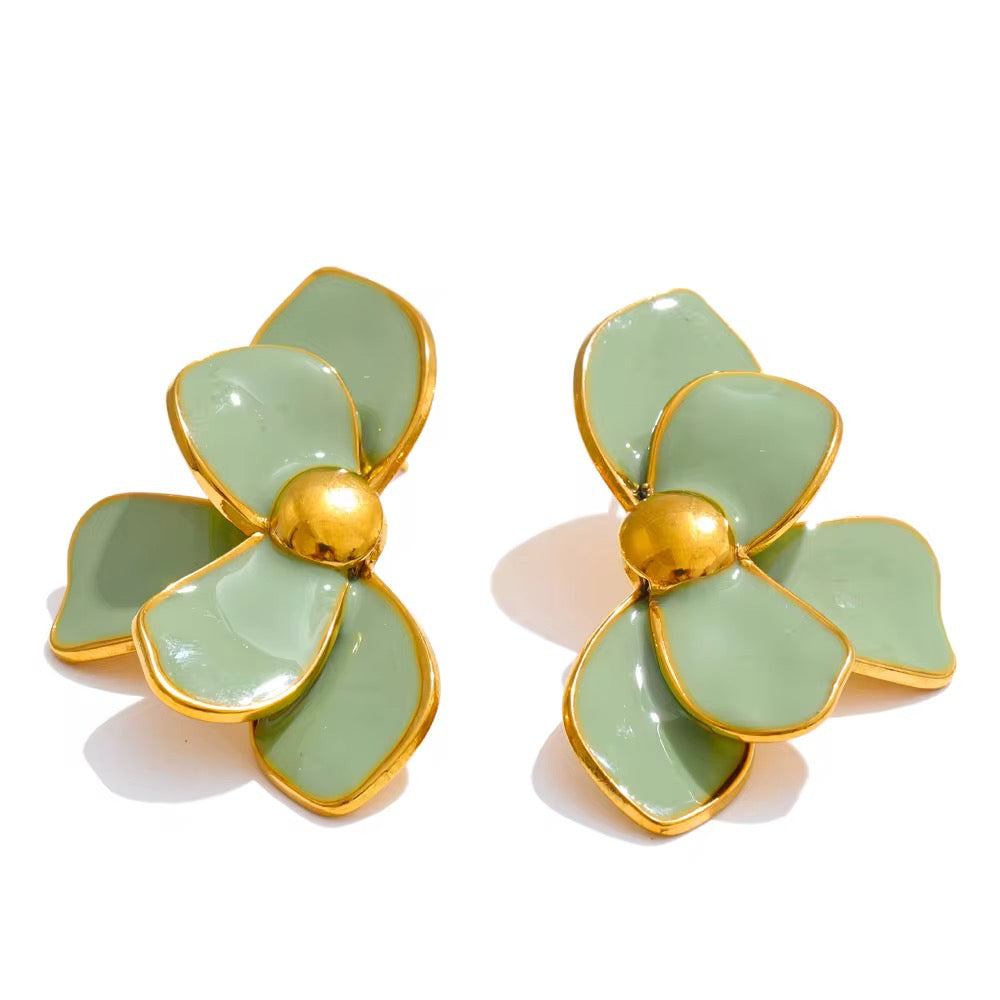 Small gold stud earrings for sensitive ears – stainless steel and nickel-free.